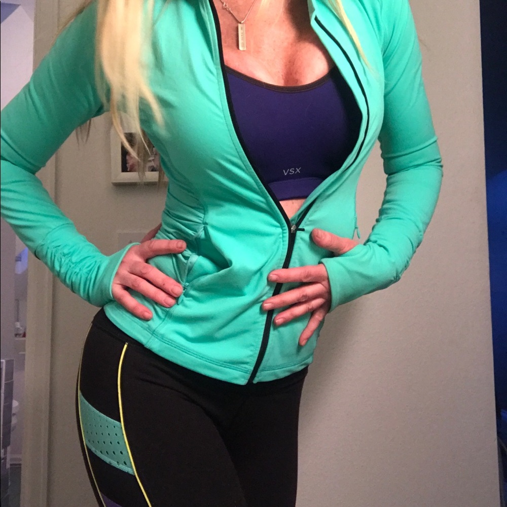 2 pc Set Victoria’s Secret Sport
Bra & Pant